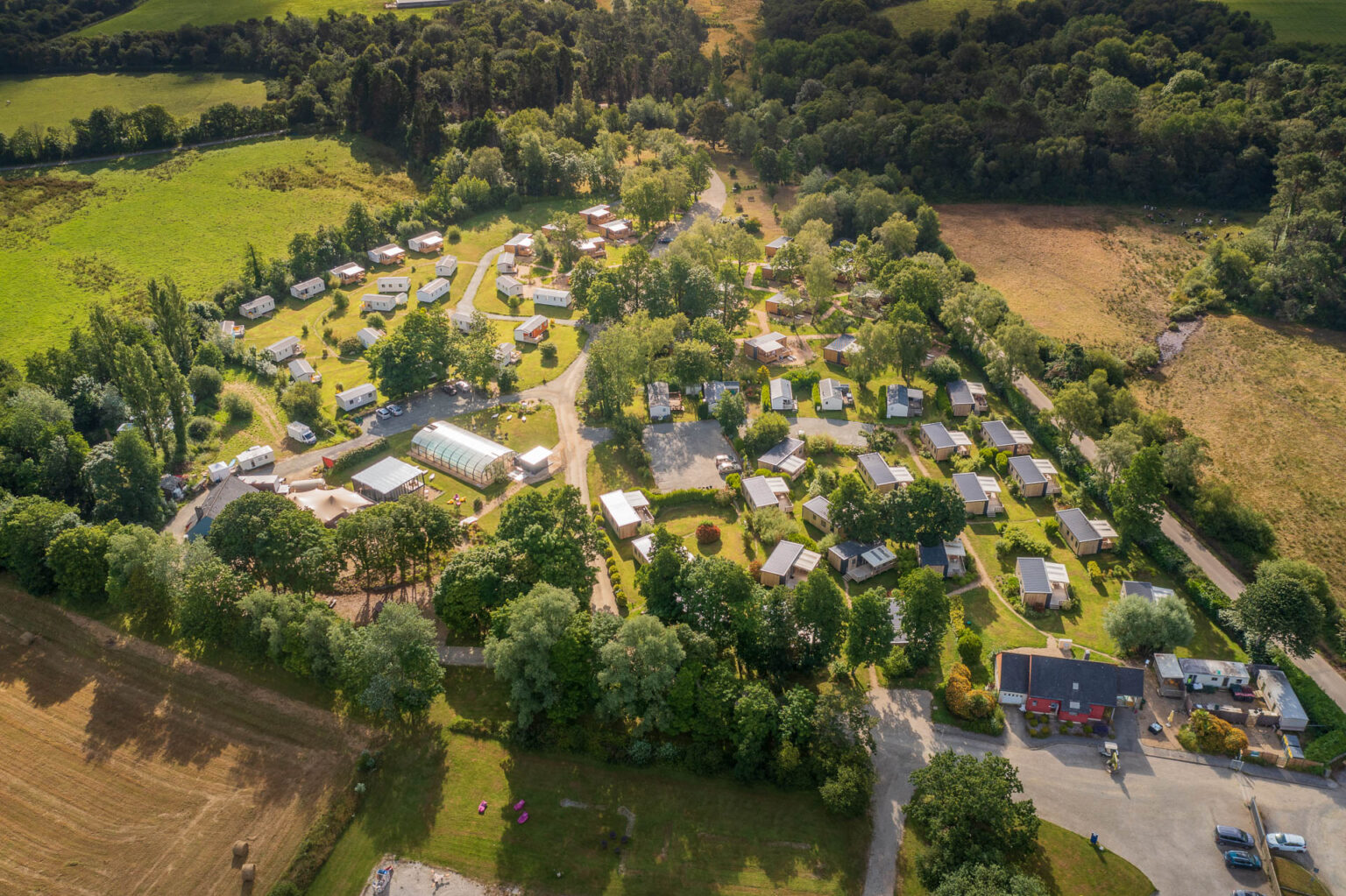Vue aérienne sur les mobile home du camping de mesqueau
