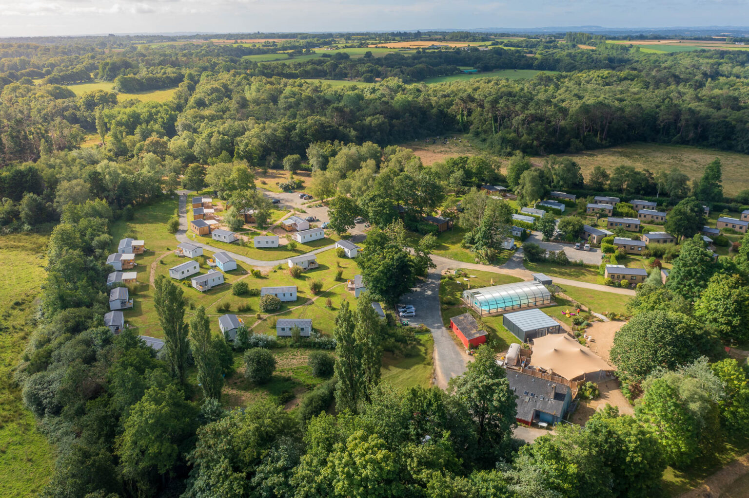 Vue aérienne sur les mobile home du camping de mesqueau